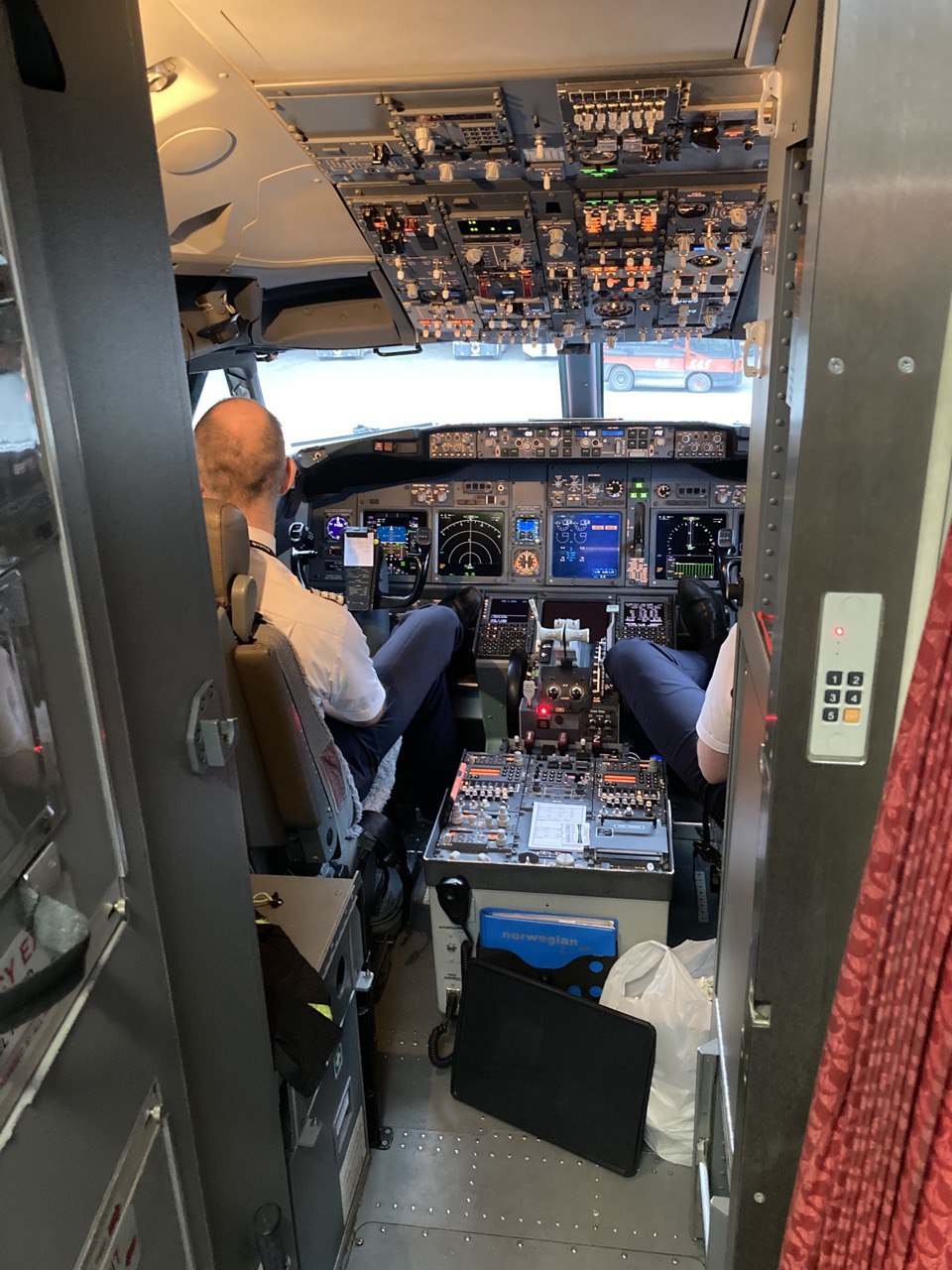 b737-800 cockpit